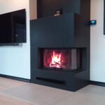 Mustast graniidist kamin