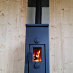 Malmpliitide paigaldus LÖÖR puhkemajadesse Saaremaal